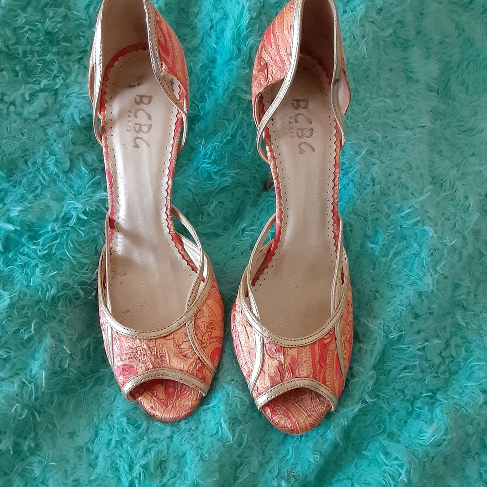 ♥️BCBG women’s Peep toe heels.